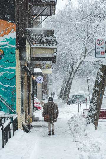 冬日风雪中的街景