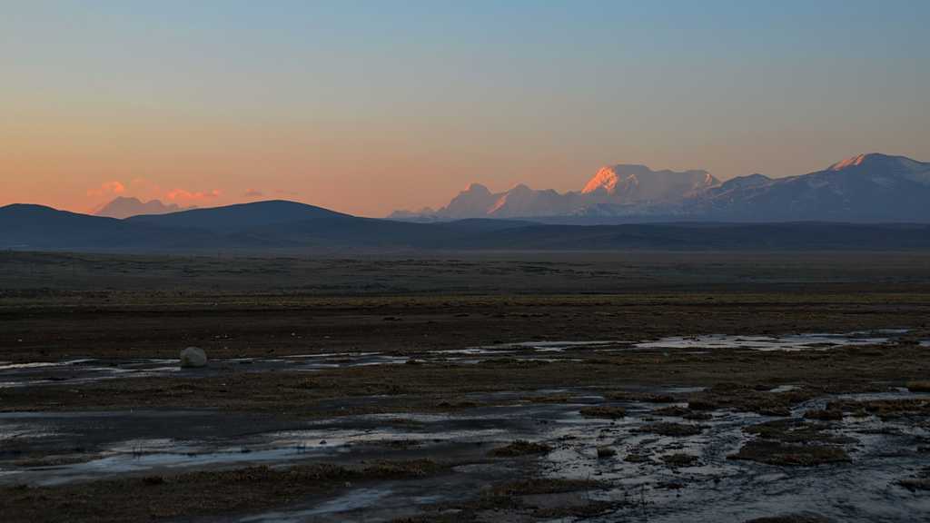 西藏岗巴朝阳景致图片