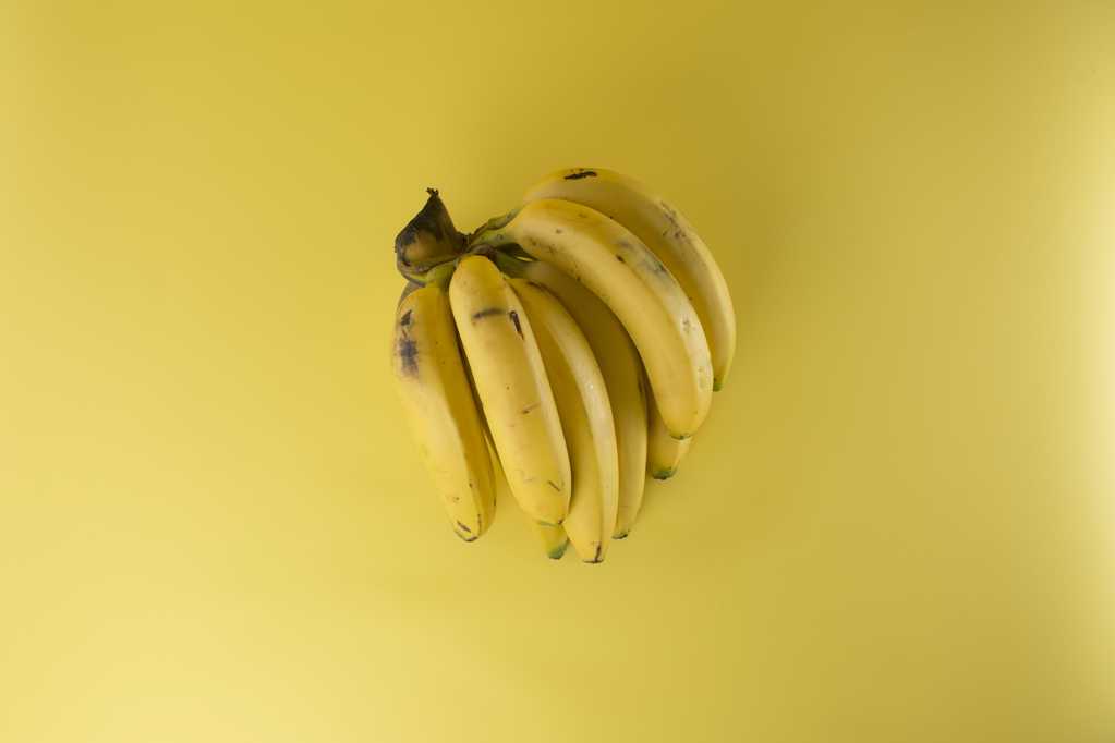 熟香蕉黄色背景图片