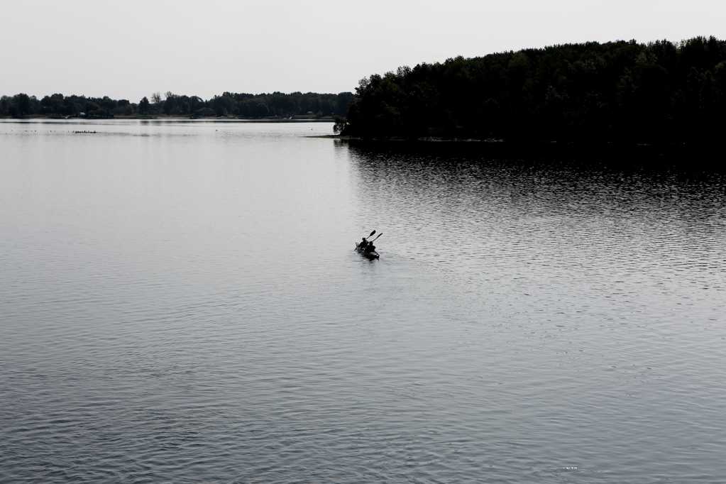 平静的湖泊黑白图片