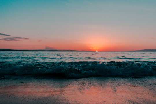 璀璨的沙滩朝阳图片