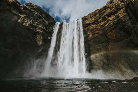 自然瀑布流水景象图片