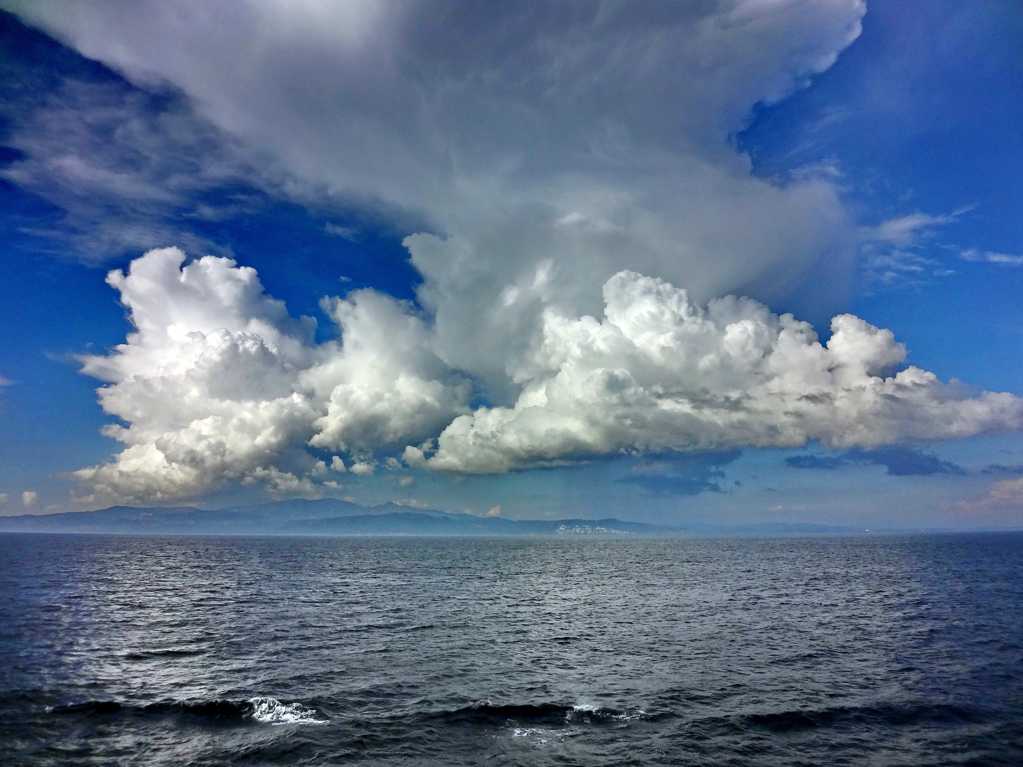 蓝天云海海洋图片