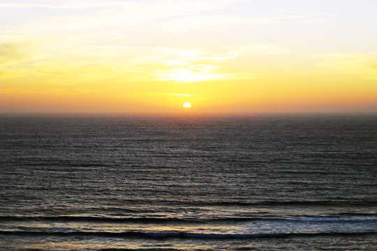 宽阔海平面朝阳图片
