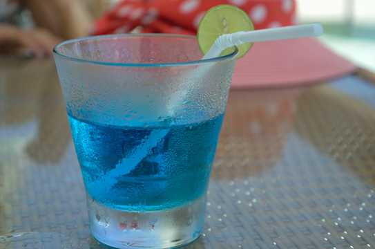 蓝色冰镇饮料图片