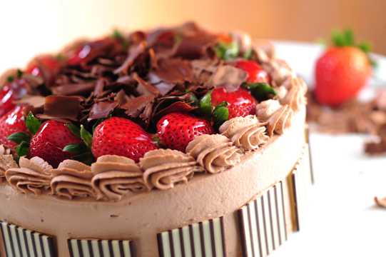 草莓巧克力粉饰蛋糕图片