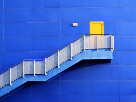 蓝色墙上的楼梯