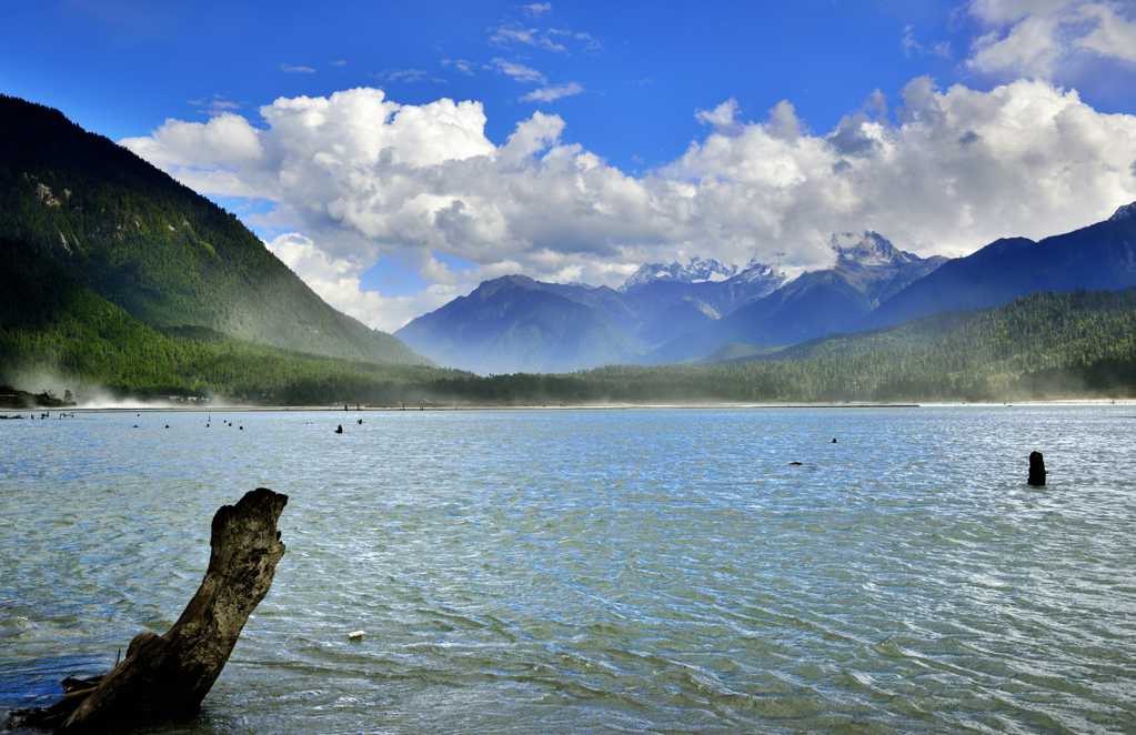 西藏古乡湖景物图片
