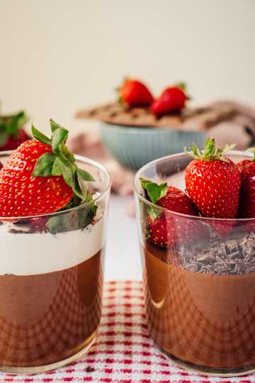 美食巧克力草莓甜点图片