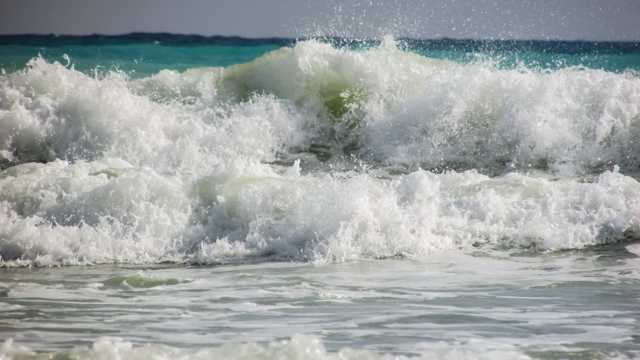 汹涌的海浪图片