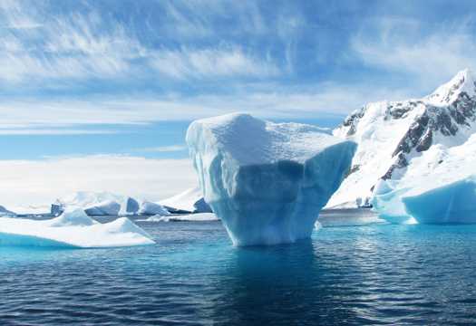 冰川中的冰山一角图片