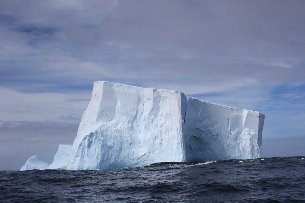 海上冰山图片