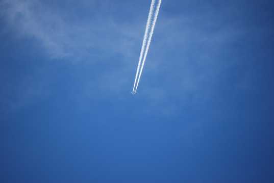 天空中的飞机云
