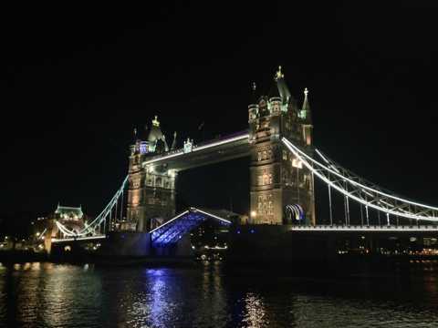 夜色下的伦敦塔桥