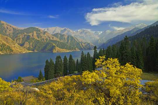 新疆天山天池景物图片