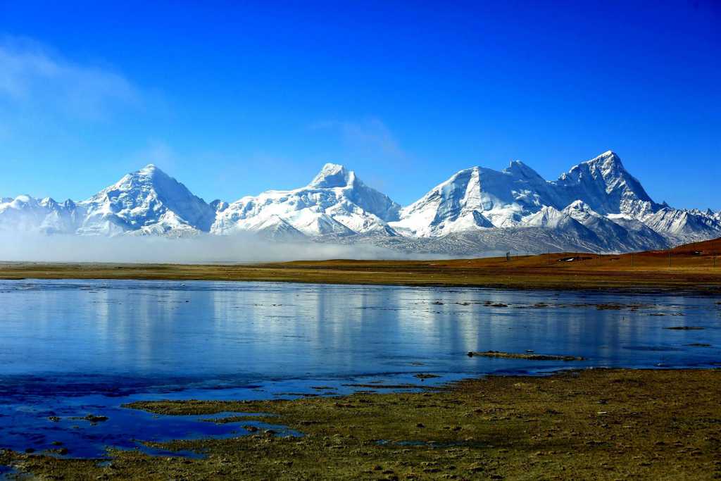 西藏卓木拉日峰自然风光图片
