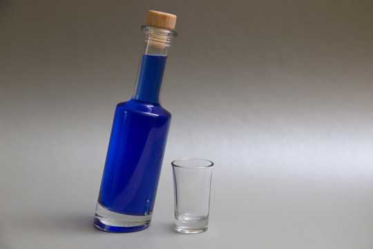 一瓶蓝色鸡尾酒