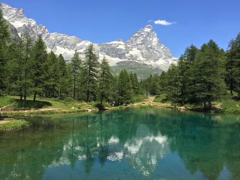 唯美的阿尔卑斯高山流水图片