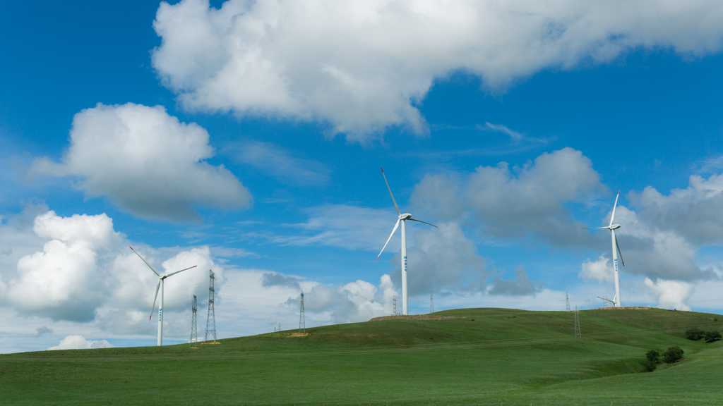 草地上的发电风车图片