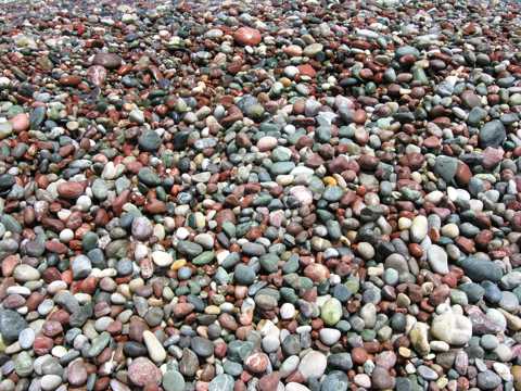 海滩上各式各样的鹅卵石景致图片