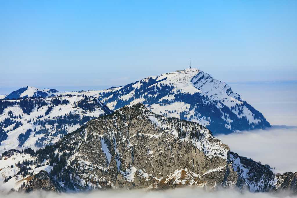 瑞士冬季雪山景色图片