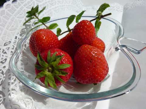 绯红草莓水果图片