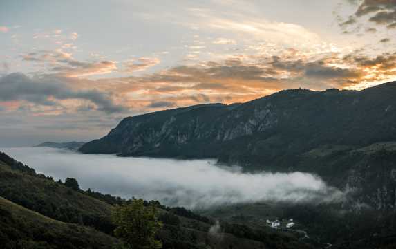 云雾缭绕群山光景图片
