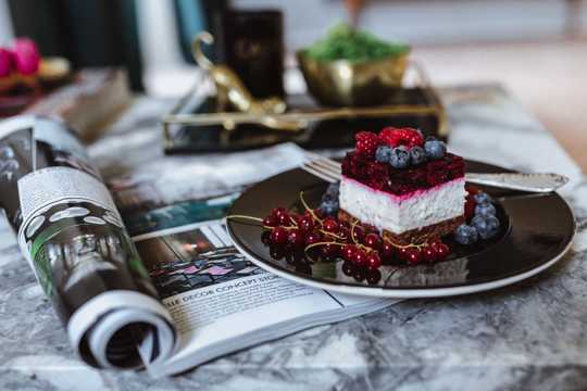 美食的蓝莓覆盆子蛋糕图片