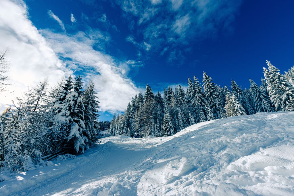 雪山上的积雪景观图片