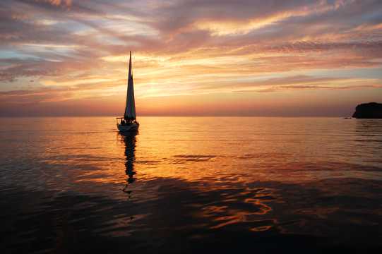 日落海面帆船美景图片