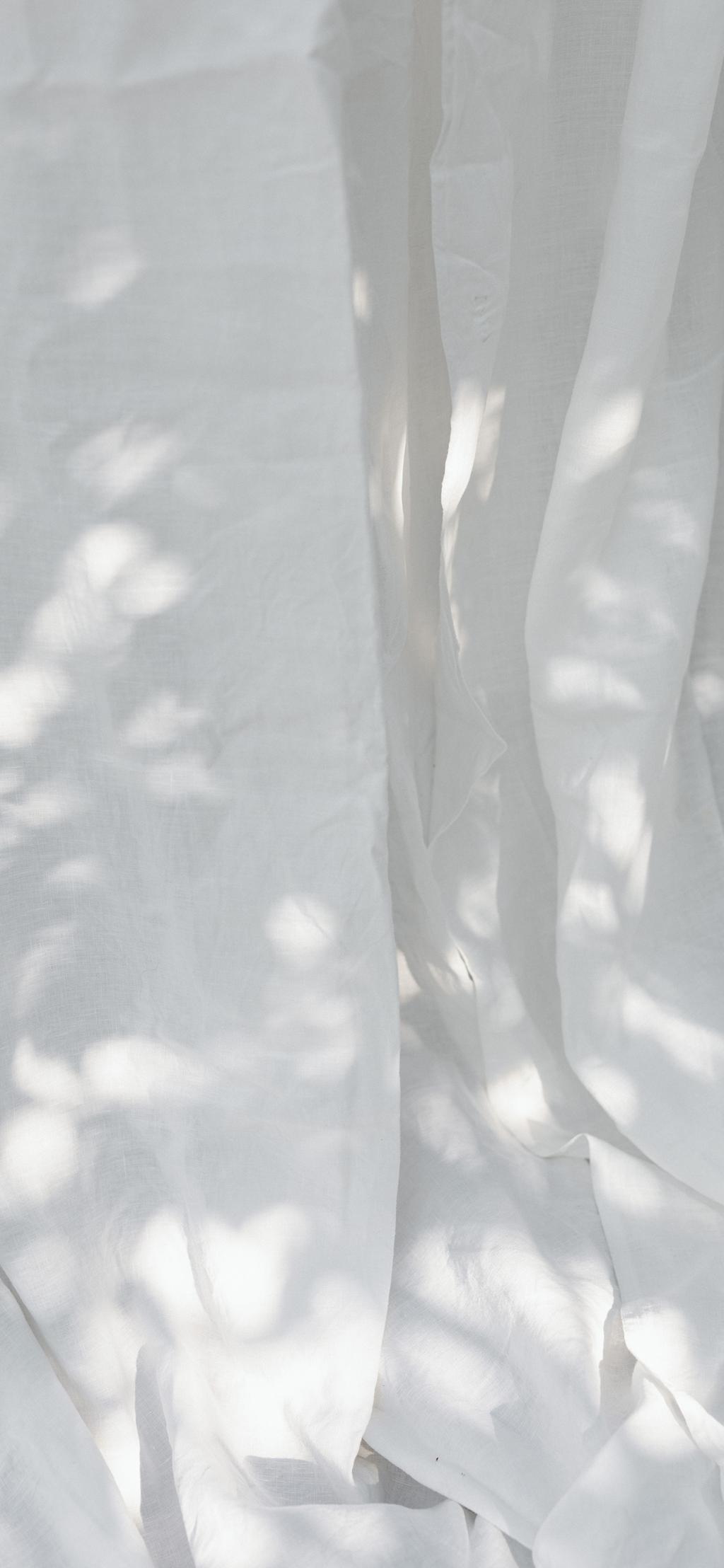 阳光洒在白色窗帘上