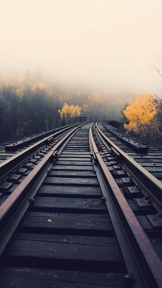 在雾iPhone 5壁纸的火车轨道