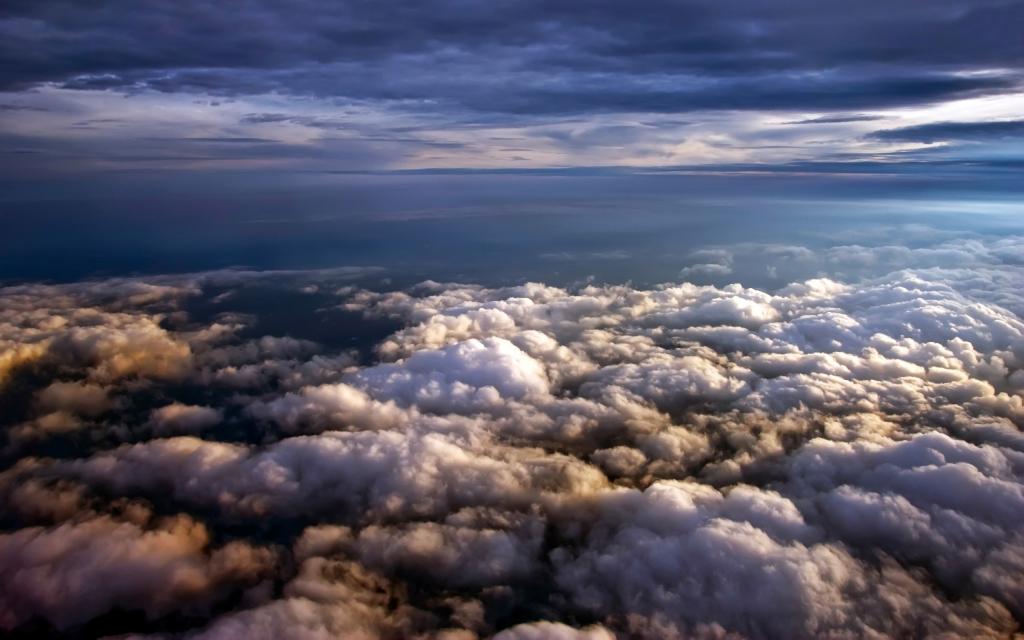 云层上方的天空Mac壁纸