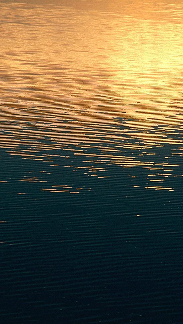 池塘日落波反射iPhone 5壁纸