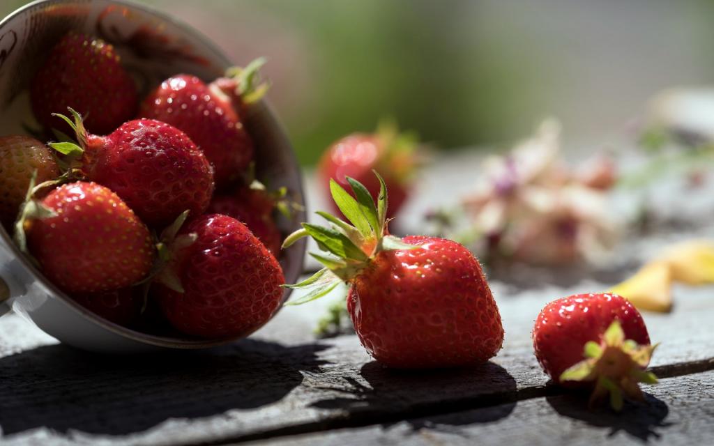 鲜艳美味草莓微距