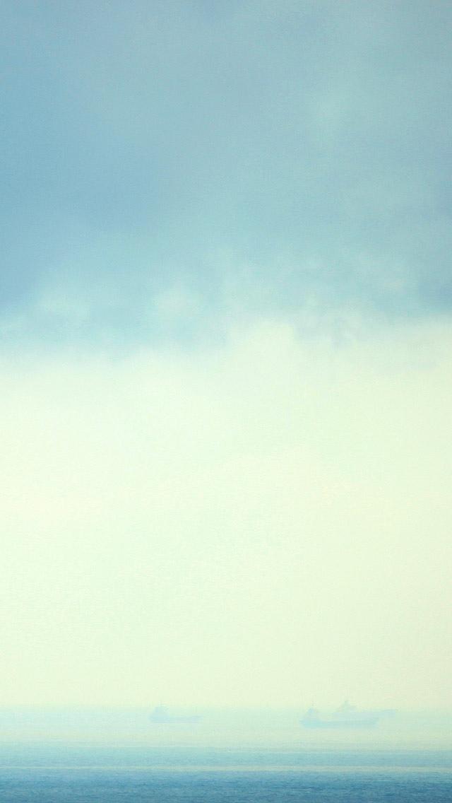 多云夏日海景iPhone 5的壁纸