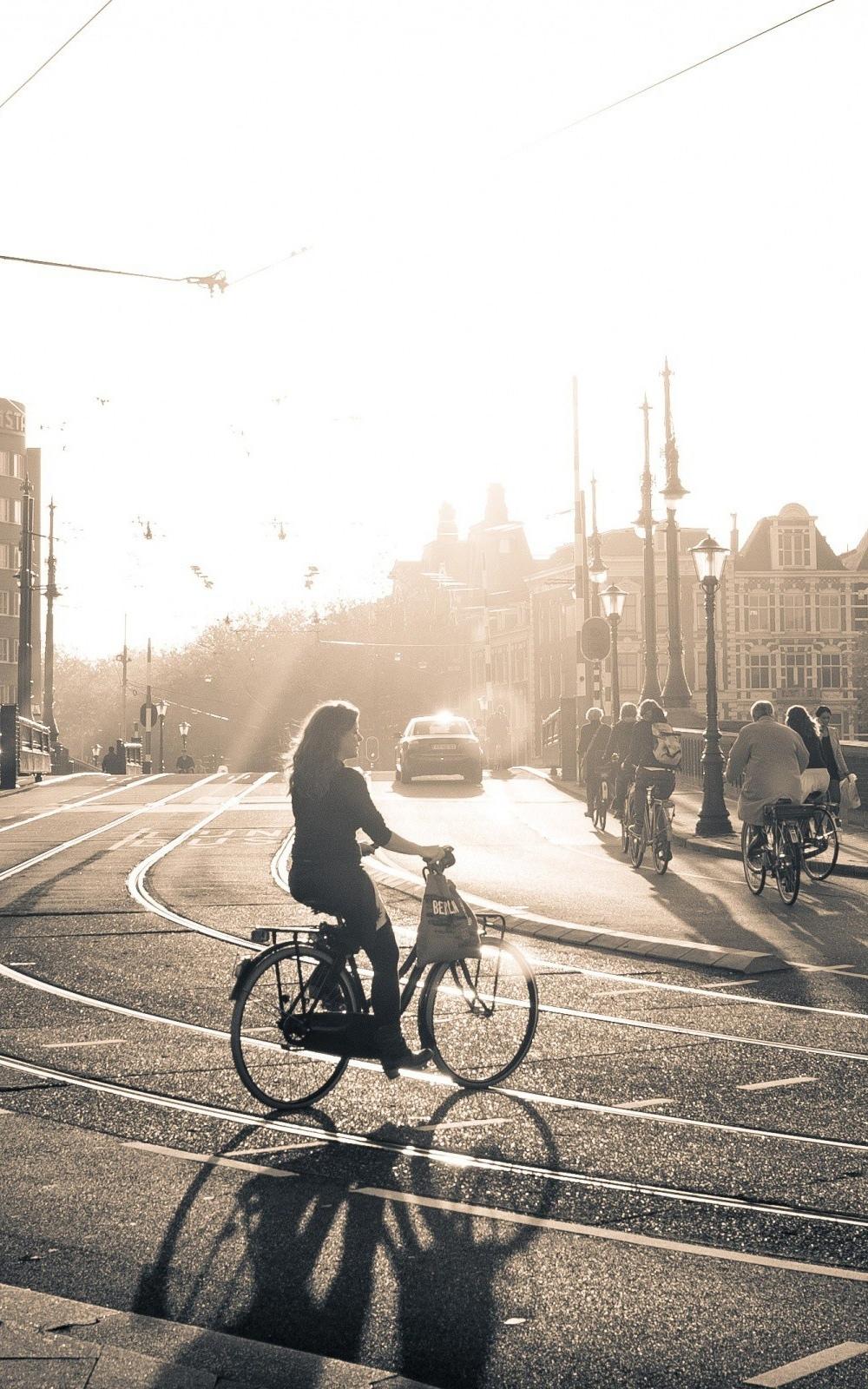自行车的女孩在城市iPhone 6加上HD墙纸