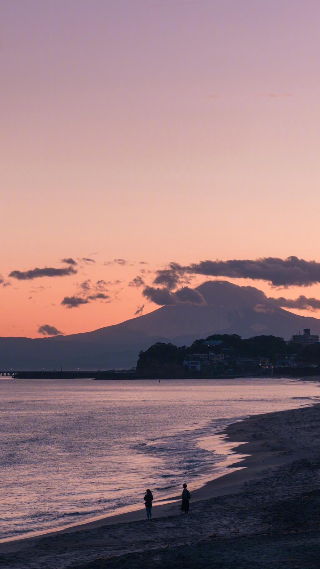 iPhone12海边的唯美落日背景