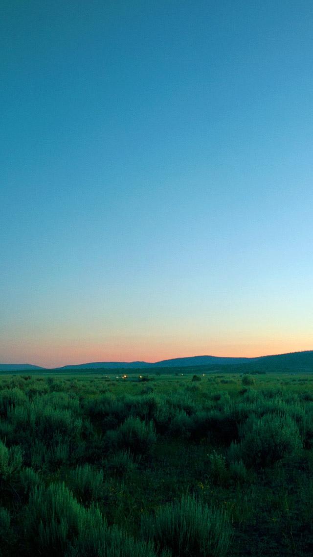 绿色的田野黄昏蓝色的天空iPhone 5壁纸