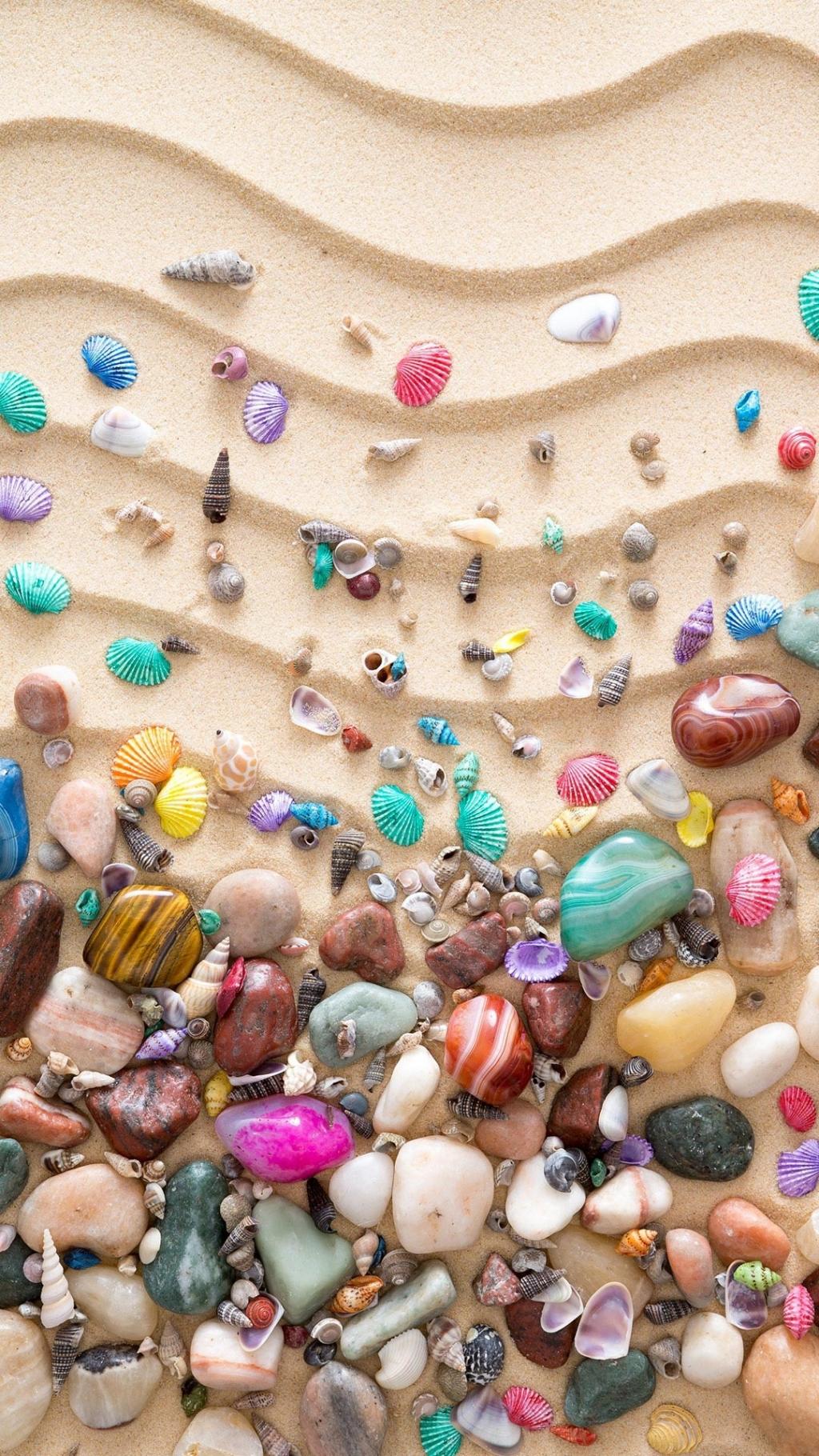 沙滩上的彩色贝壳iPhone 6+高清壁纸
