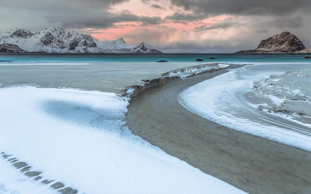 挪威冬季海岸边的冰山和雪