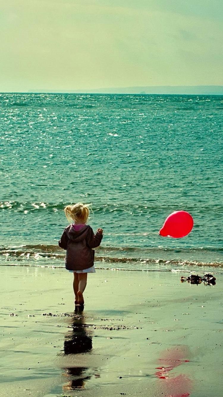 海滩女孩红气球iPhone 6壁纸