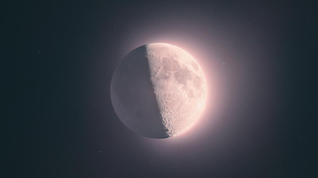 月亮的明暗景色