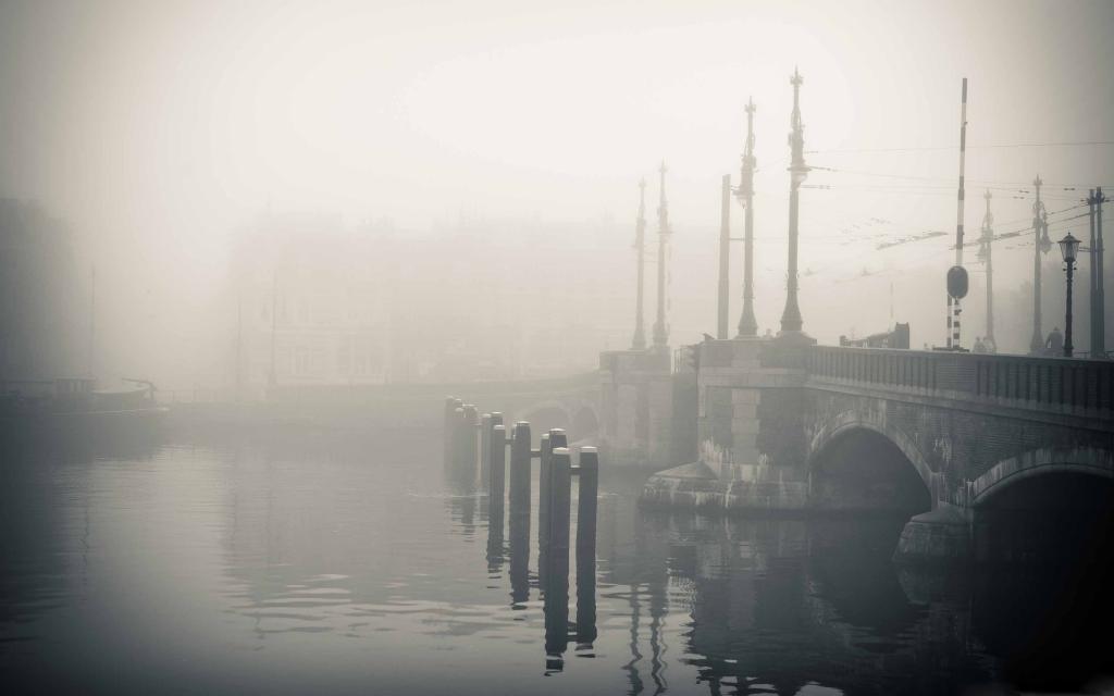 在阿姆斯特丹的Mac壁纸有雾的早晨