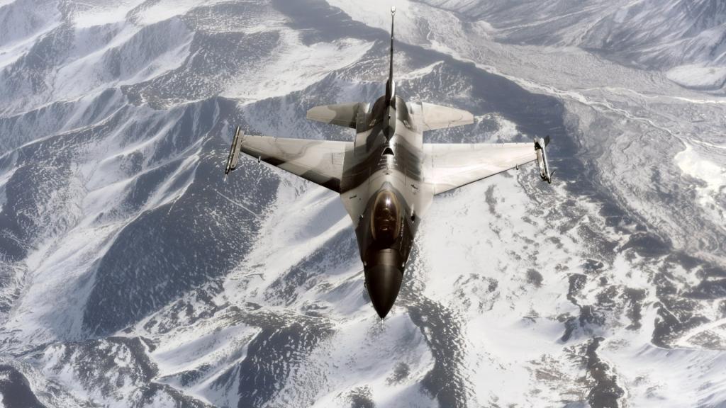 通用动力F16c战斗猎鹰的Mac壁纸