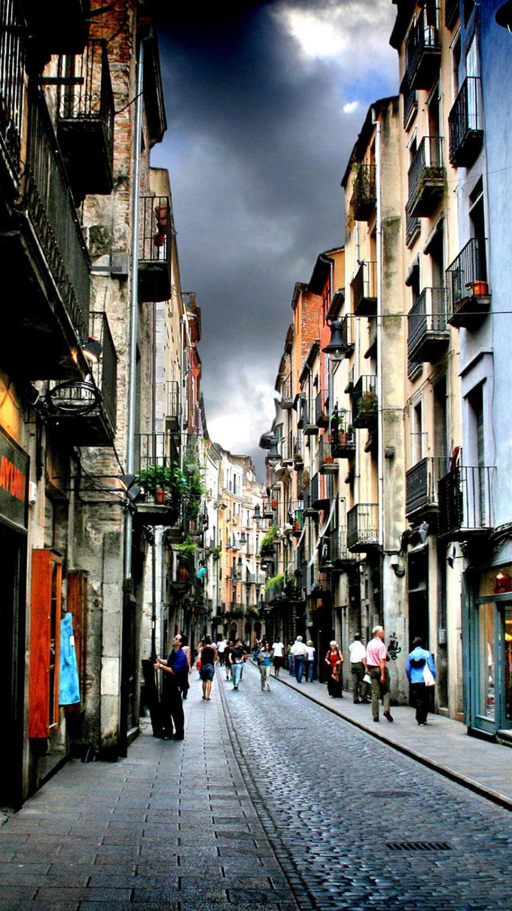 在西班牙赫罗纳狭窄的街道iPhone 6加高清壁纸