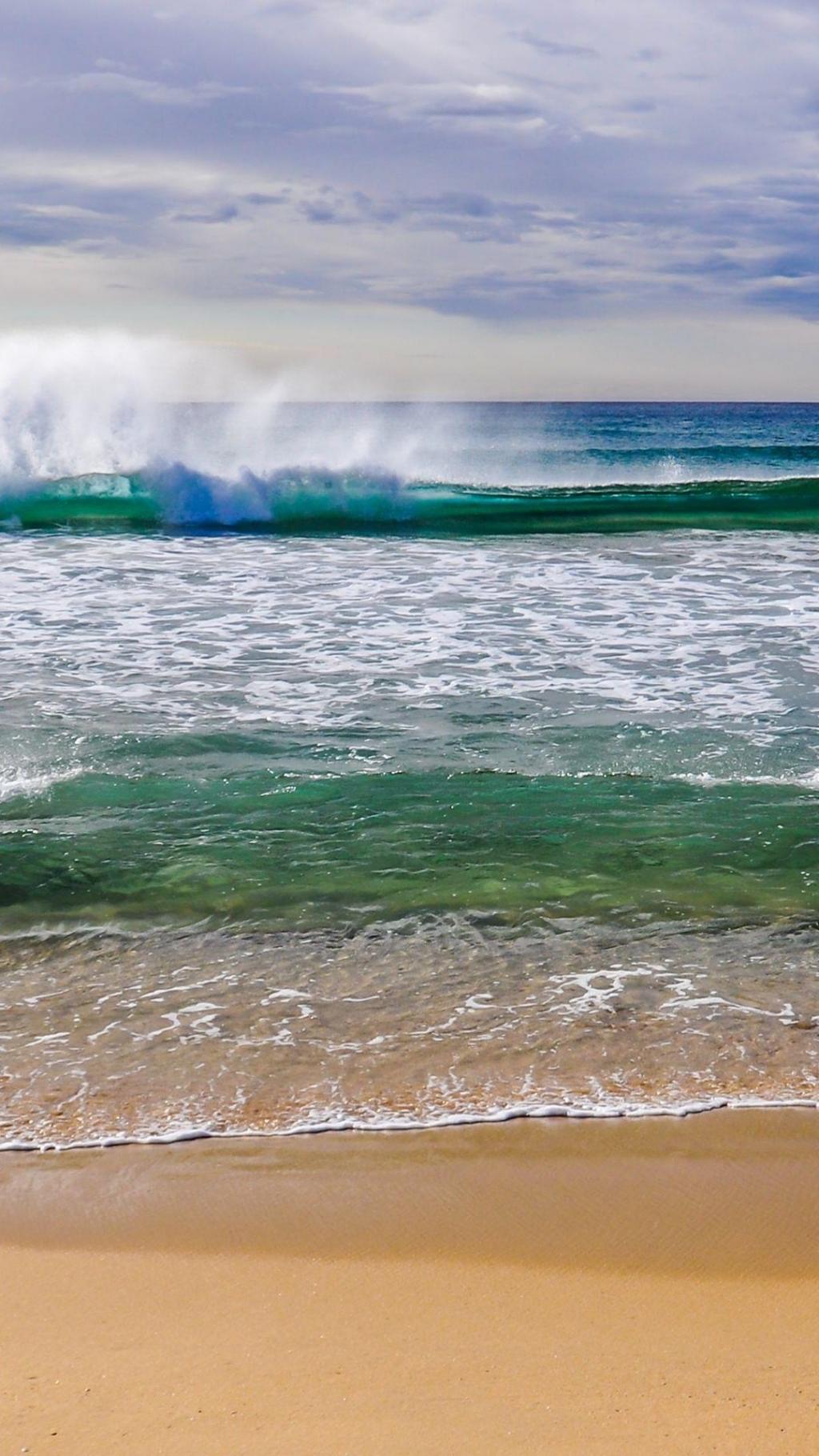 溅起iPhone 6 Plus高清壁纸的海滩波浪