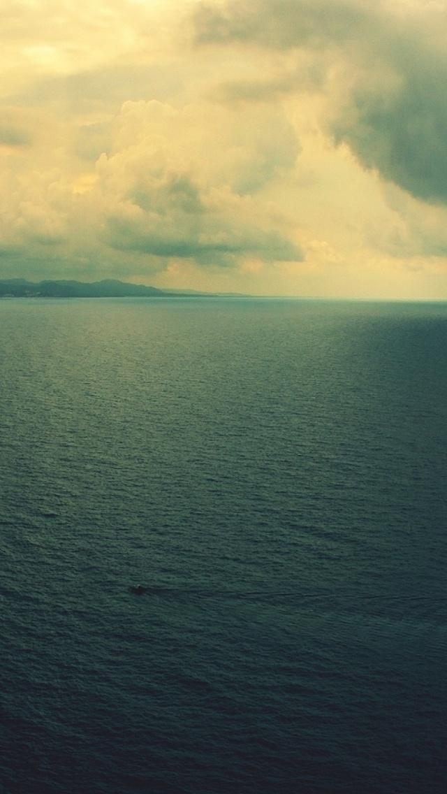 无尽的海景Storm Clouds iPhone 5 Wallpaper