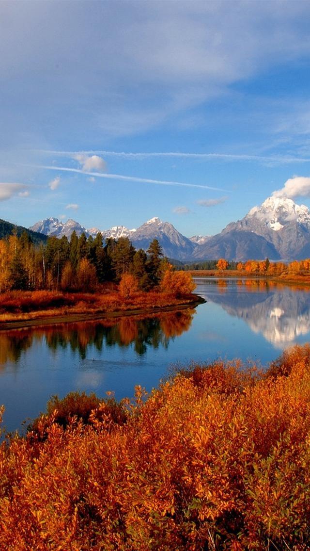 晴朗的秋天山森林河iPhone 5壁纸