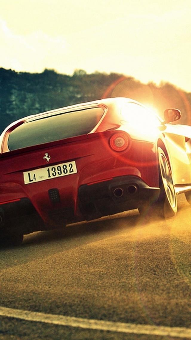 法拉利F12 Berlinetta日落倒影iPhone 5壁纸